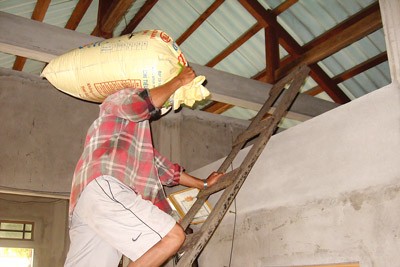 A resident stacks up rice at a higher level to avoid dampness during the flooding season in Thua Thien-Hue Province (Photo: SGGP) A resident stacks up rice at a higher level to avoid dampness during the flooding season in Thua Thien-Hue Province (Photo: SGGP)